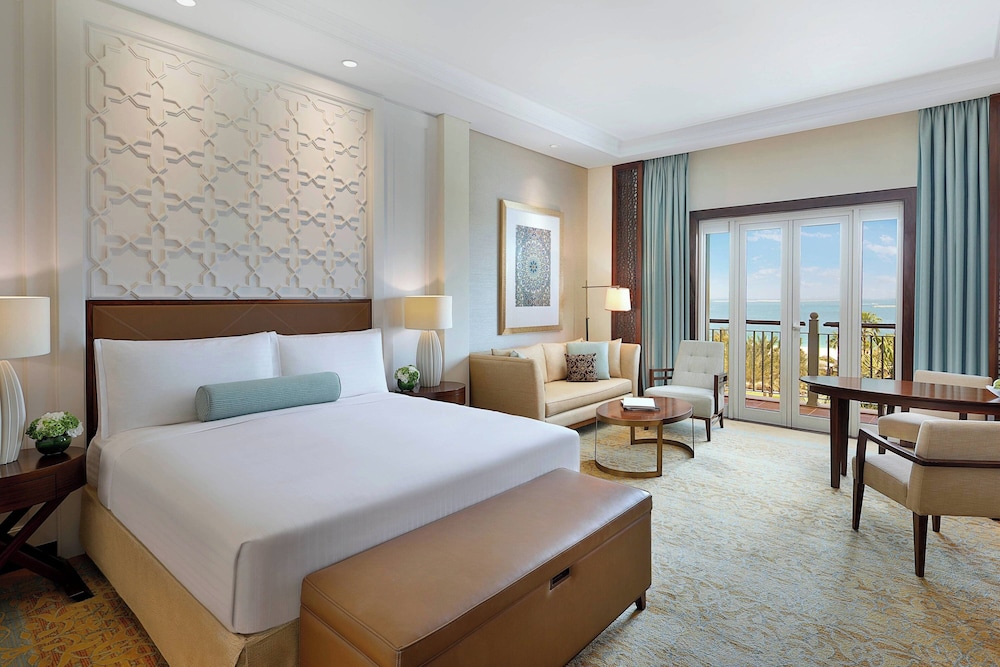 Club Room, 1 King Bed, Ocean View - Photo 3