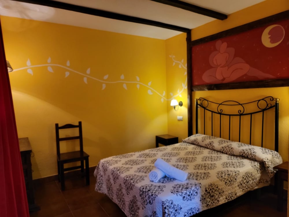 Standard Room, 1 Queen Bed photo 2