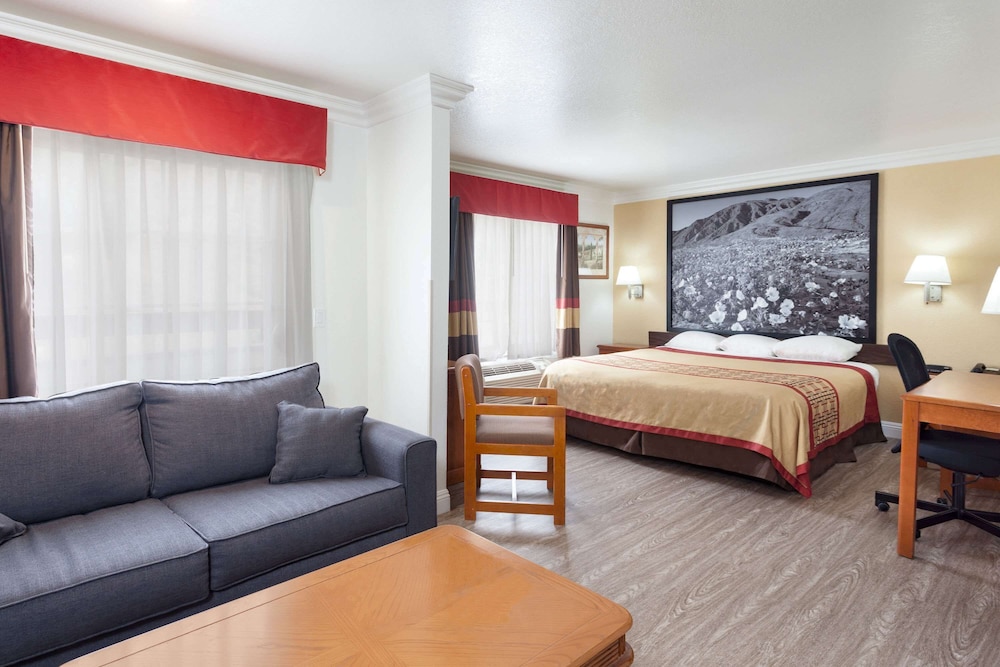 Deluxe Room, 1 King Bed, Refrigerator photo 1