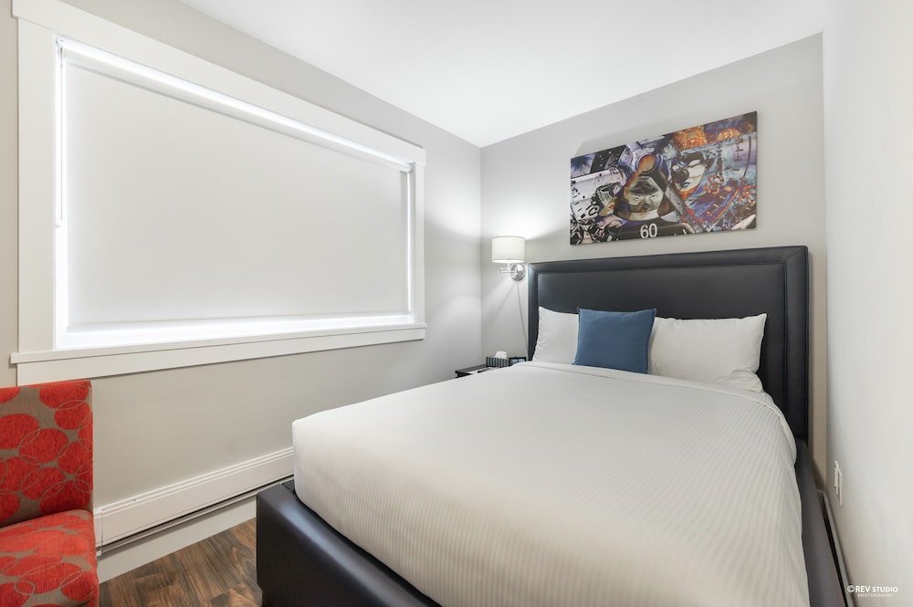 Deluxe Room, 1 Double Bed with Fridge, Microwave photo 2