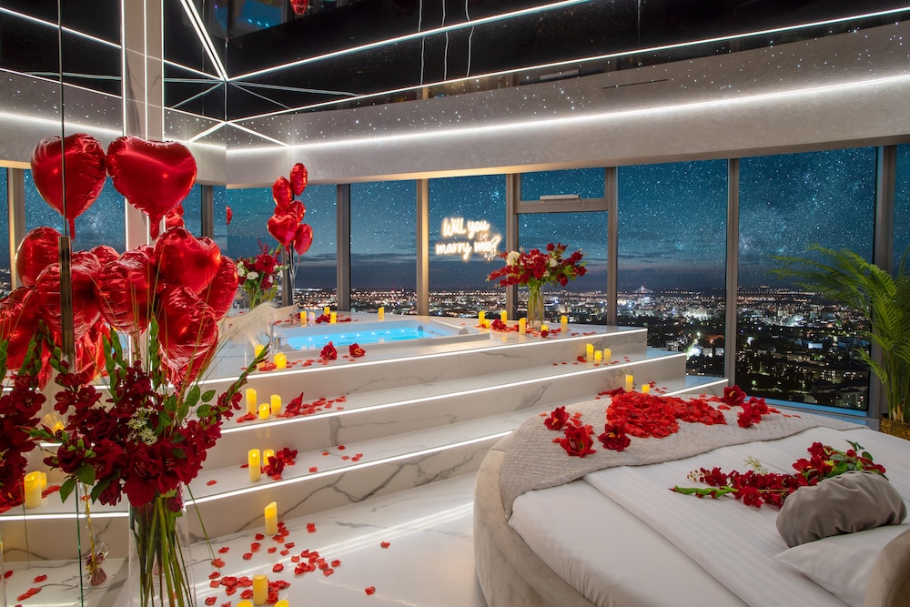 Penthouse With A Hot Tub photo 3