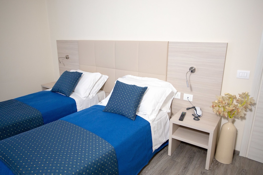 Twin Room - Photo 5