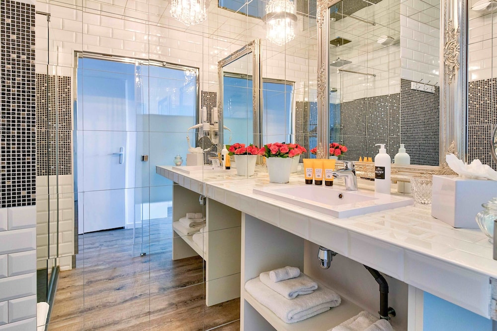 Premium Double Room - Photo 8