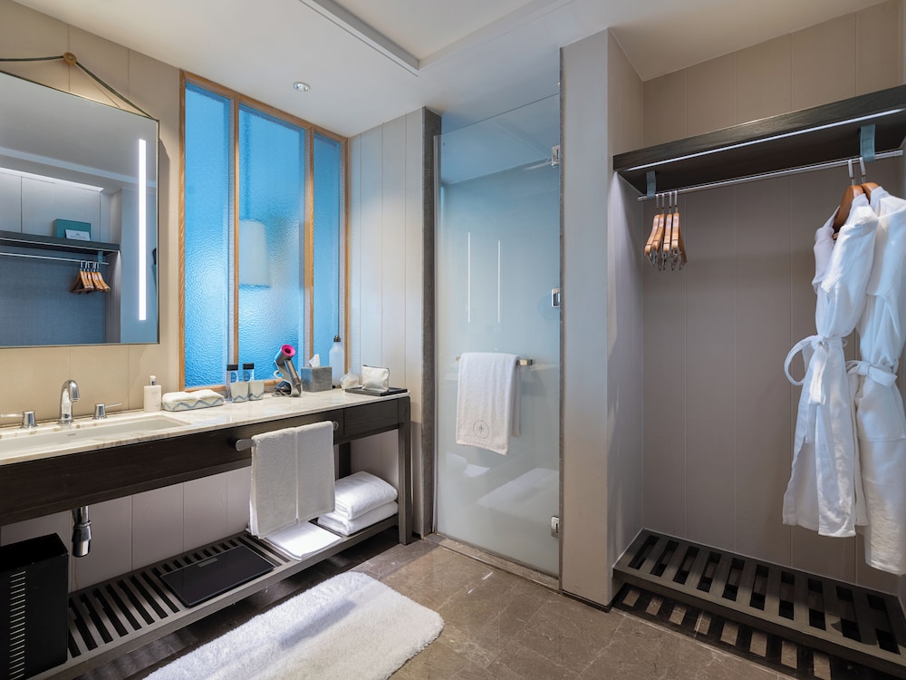 Deluxe King Room with One King Bed (Non Smoking)