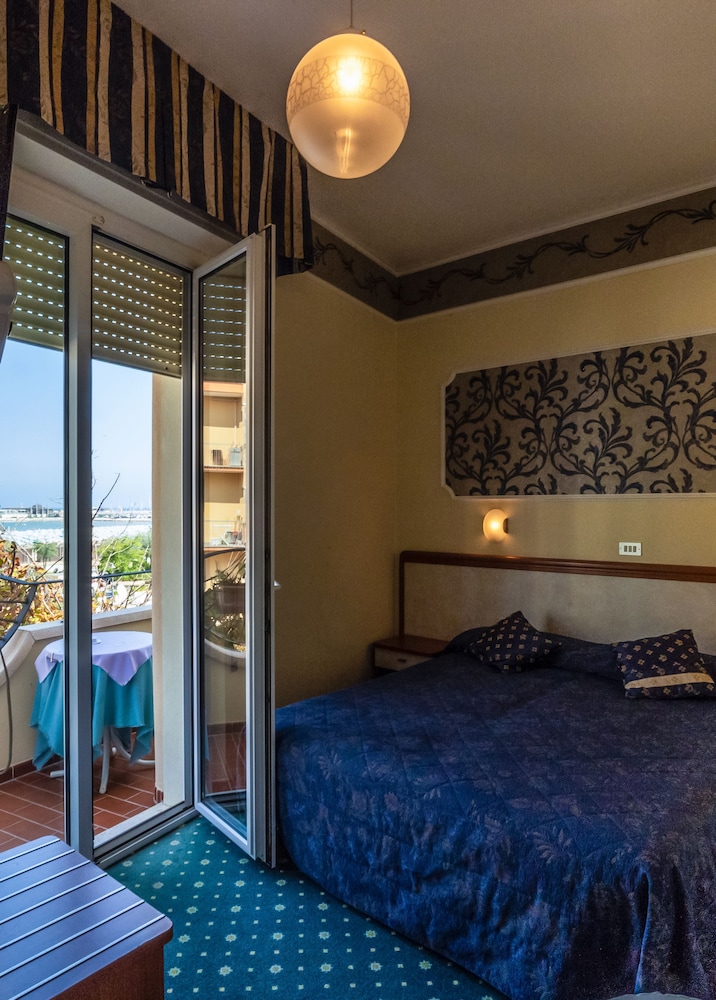 Deluxe Double Room, 1 Double Bed, Balcony, Beach View - Photo 2