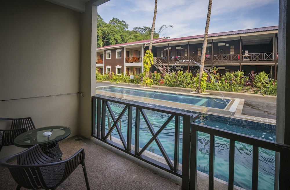 Deluxe Quadruple Room, Pool Access photo 2