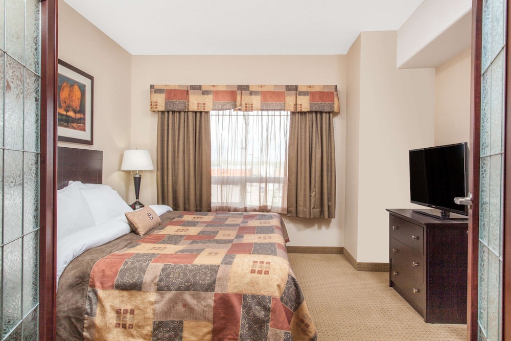 Suite, 1 King Bed, Non Smoking - Photo 5