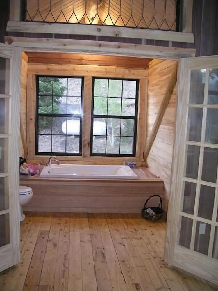 Deluxe Cabin, Multiple Bedrooms, 2 Bathrooms photo 3