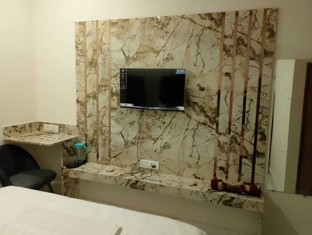 Deluxe Room - Photo 6