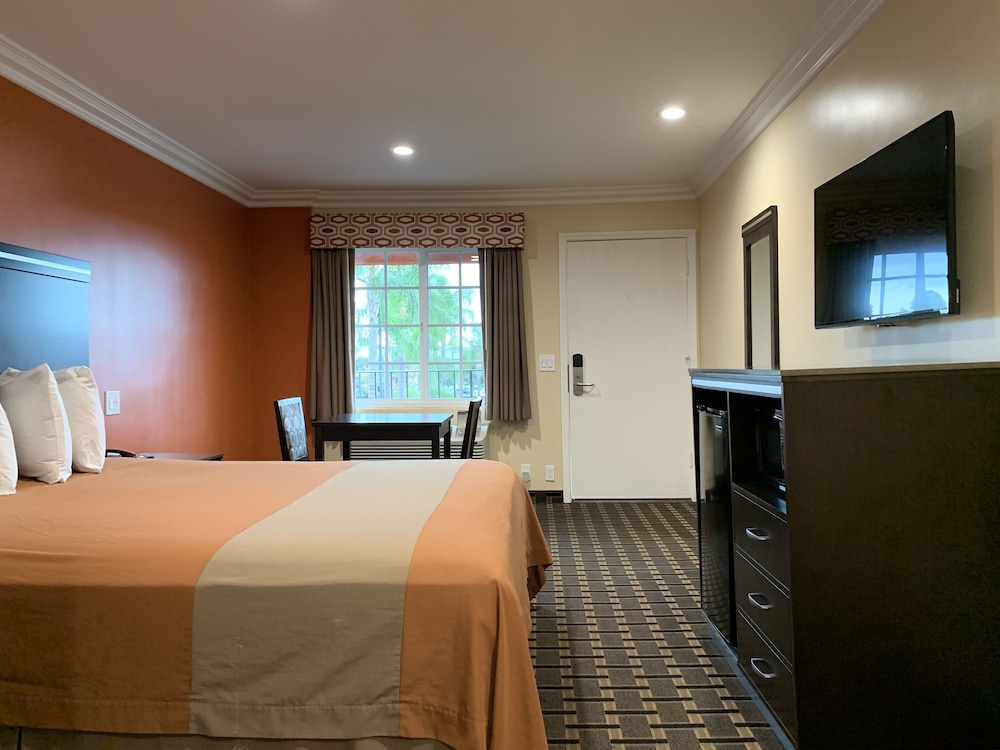 Deluxe Room, 1 King Bed, Non-Smoking - Photo 8