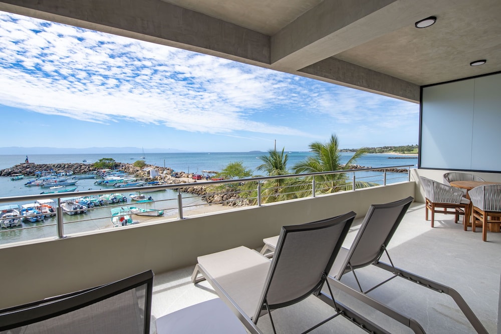 Deluxe Condo, 2 Bedrooms, Beach View 205 (Pet Friendly)