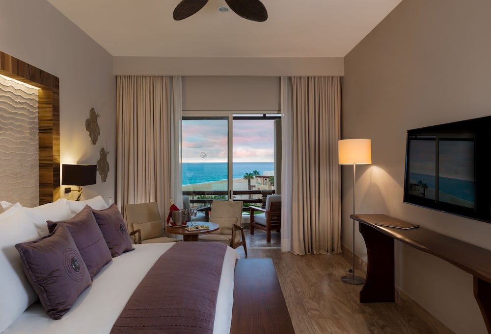 Towers Deluxe Ocean View Room with Butler Service - Photo 8