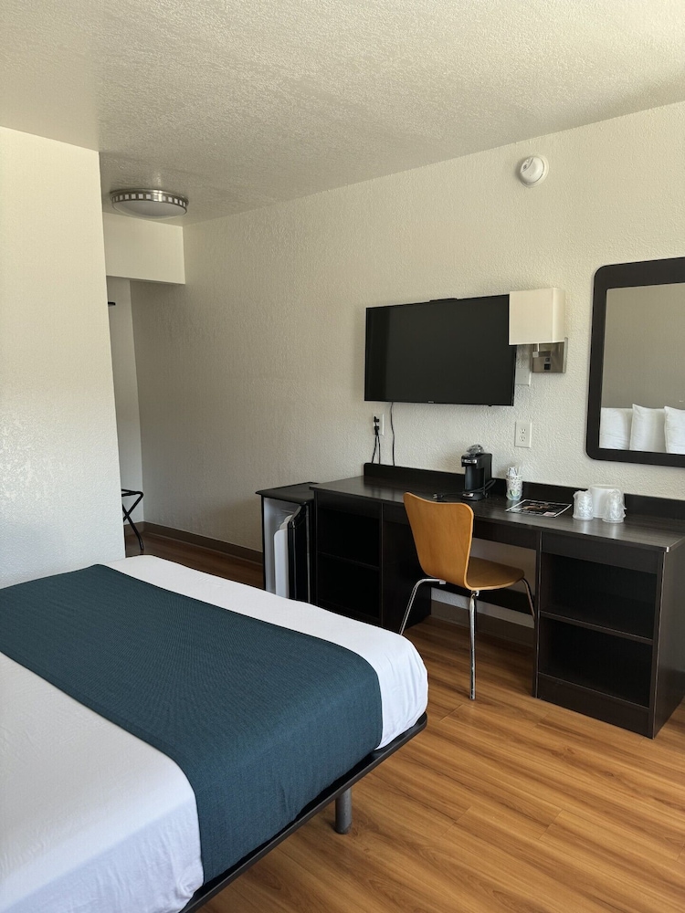 Premium Room, 1 Queen Bed, Non Smoking, Refrigerator photo 2