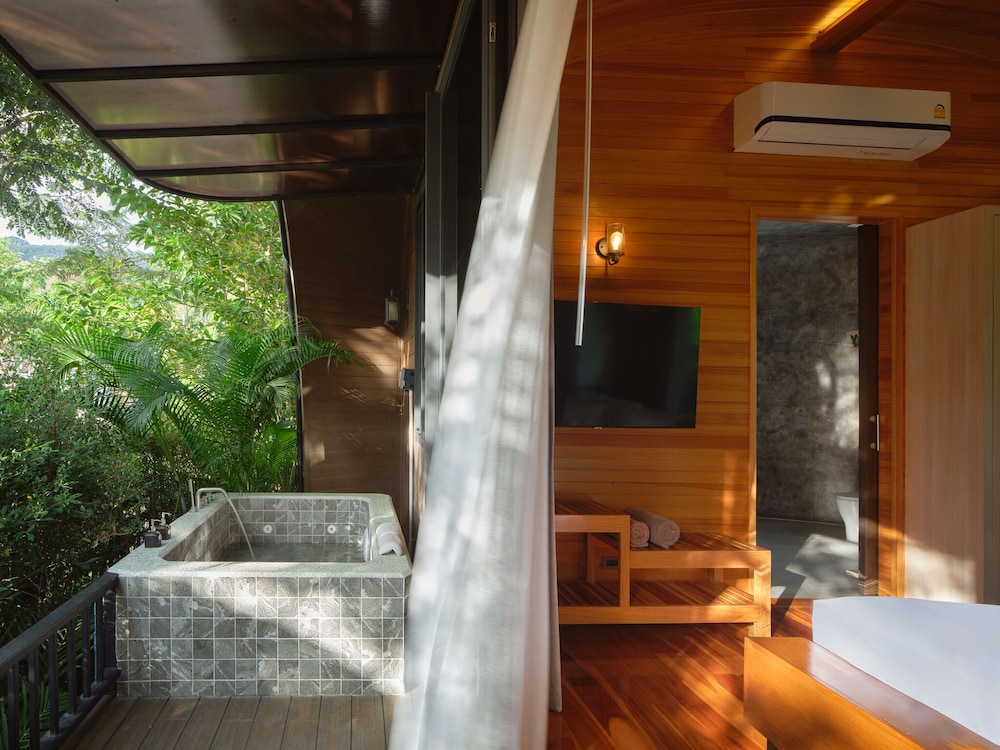 Suite Villa Outdoor Jacuzzi - Photo 6