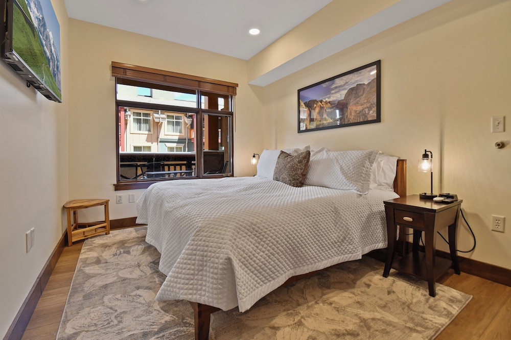 Luxury Condo, 1 Bedroom, Mountainside photo 2