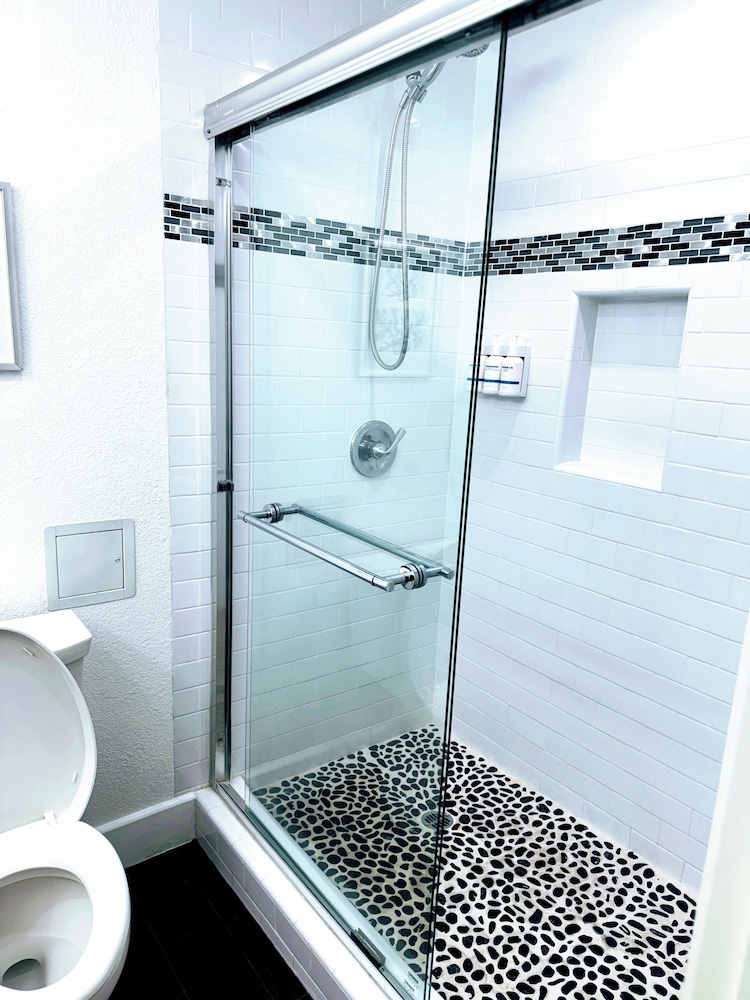 Executive Room, 2 Queen Beds, Jetted Tub - Photo 6