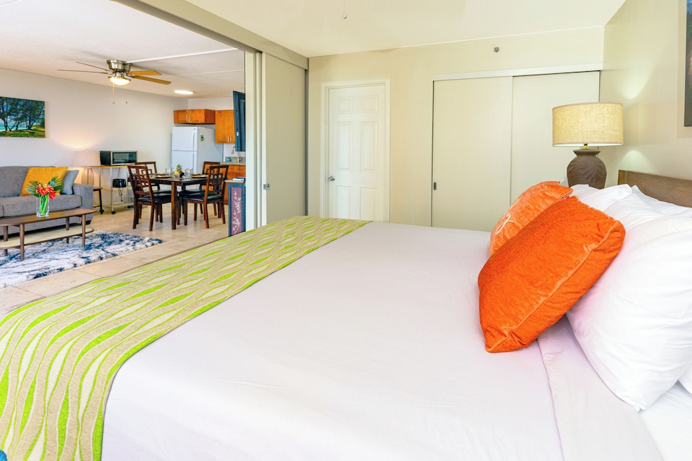 High Floor Ocean View Condo (King Bed and Parking): Condo, 1 Bedroom, Ocean View (0098) photo