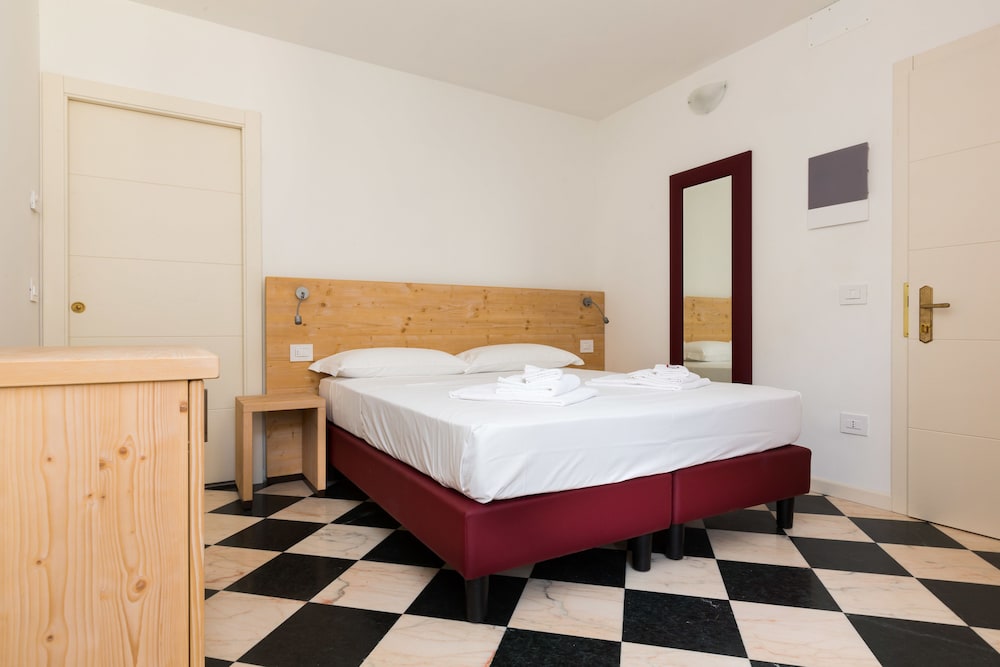 Standard Double or Twin Room photo 1