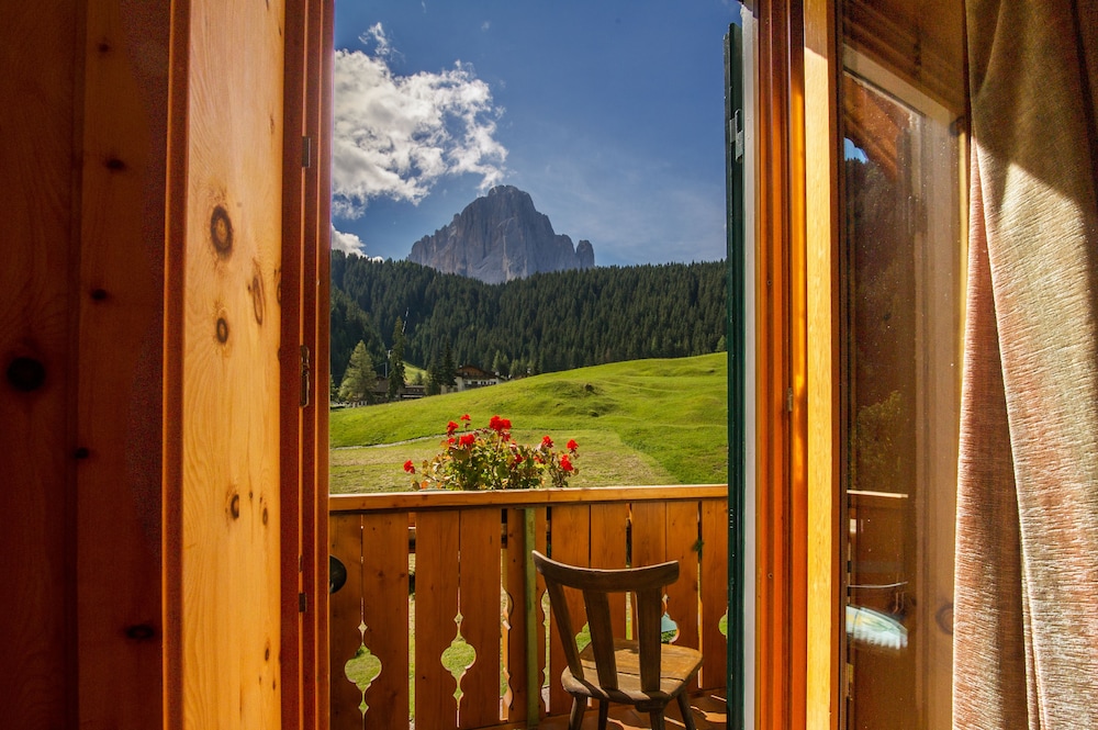 Panoramic Quadruple Room, Balcony, Mountain View photo 2
