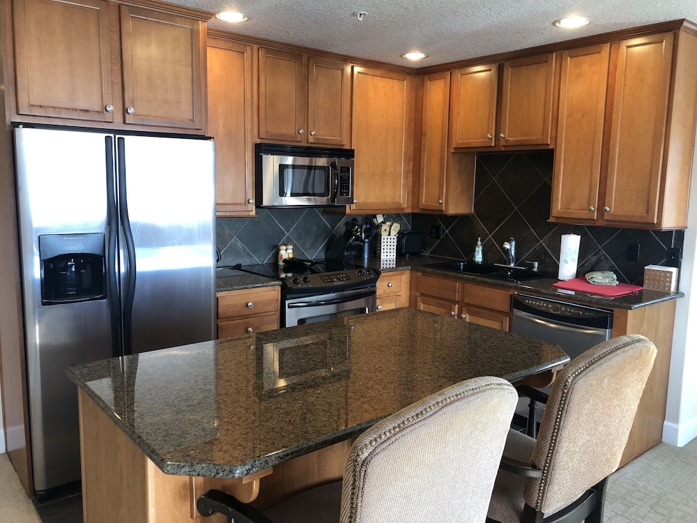 Premier Condo, 2 Bedrooms, Kitchen, Ocean View photo 3