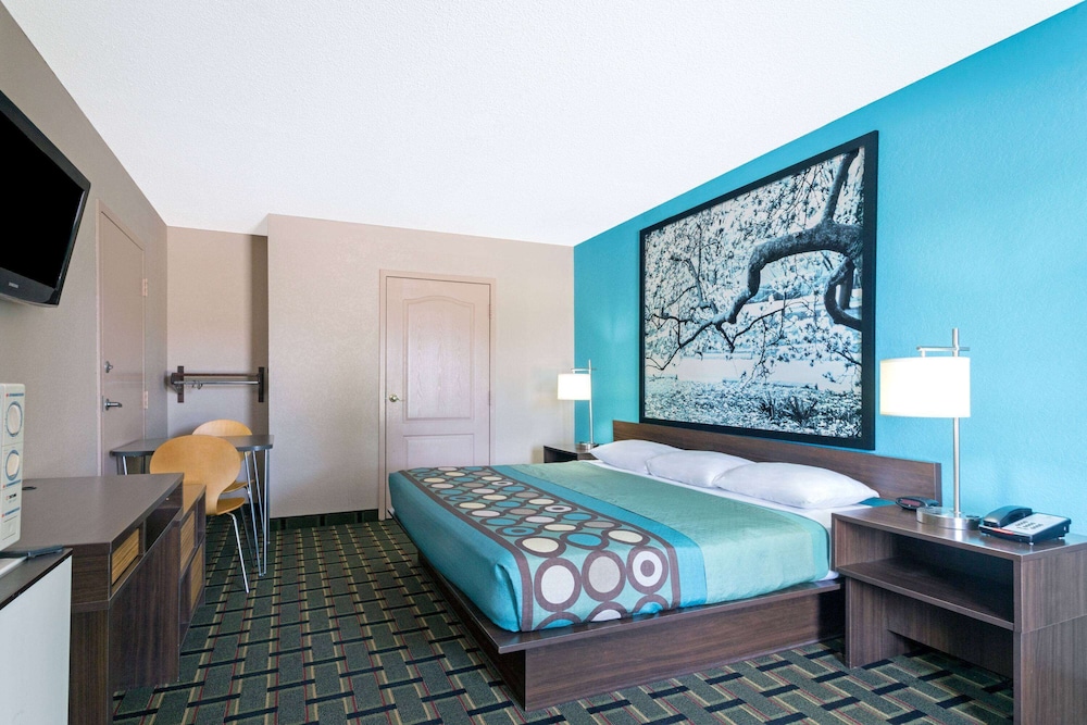 Room, 1 King Bed, Accessible, Smoking (Mobility) - Photo 1