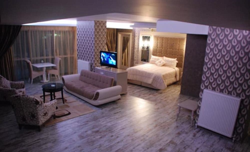 Suite, Hot Tub photo 3