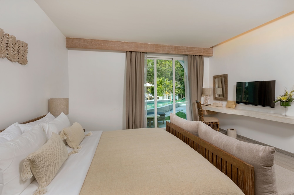 Deluxe Room, Pool Access