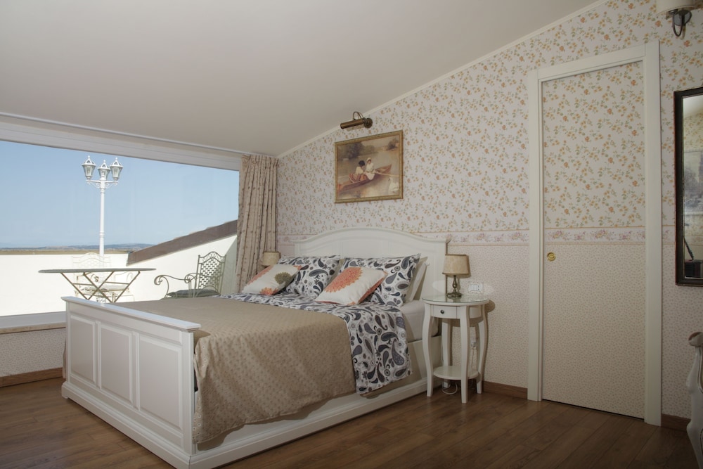Suite, Non Smoking, Lake View photo 3