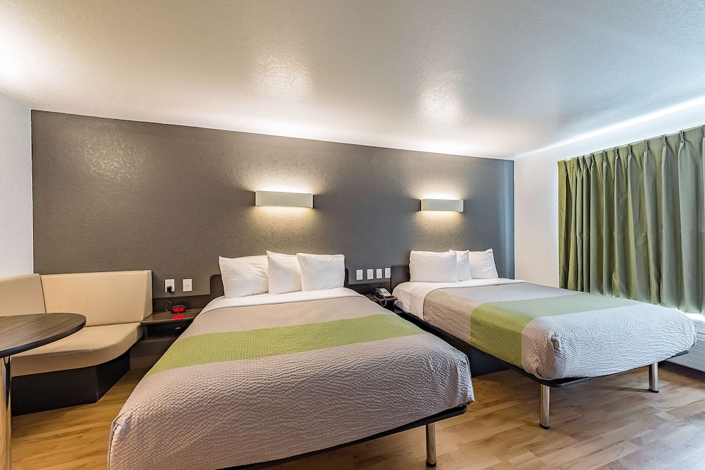 Deluxe Suite, 2 Queen Beds, Non Smoking, Kitchenette - Photo 10