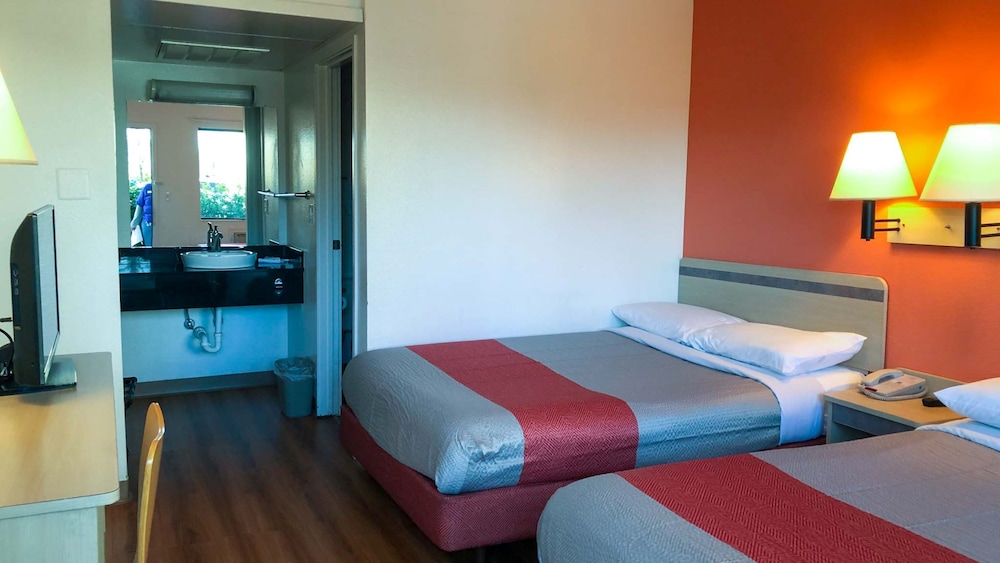 Standard Room, 2 Double Beds, Non Smoking photo 2