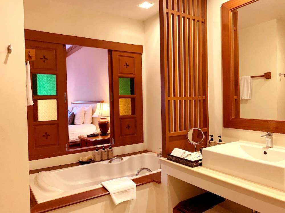 Supreme Deluxe Room with Balcony - Photo 13