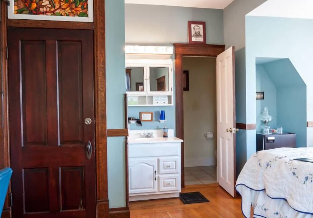 Room (Blue Ridge Room) photo 2