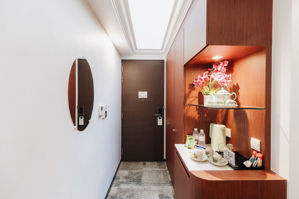 Family Room with Skylight & Bathtub - No Window photo 2