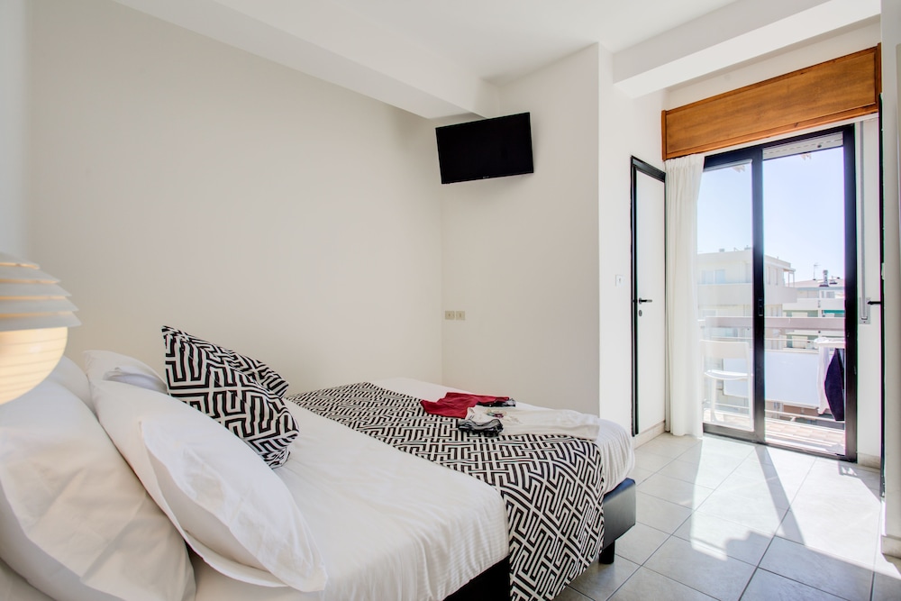 Double or Twin Room - Photo 12