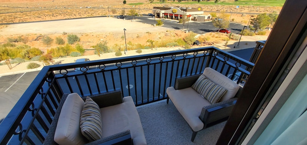 Deluxe Room, 1 King Bed, Non Smoking, Balcony photo 1