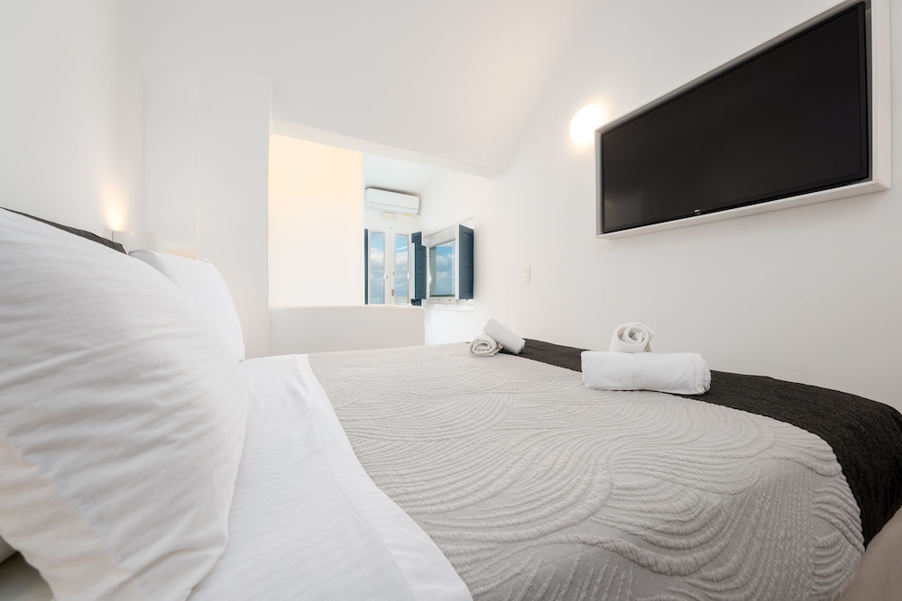 Loft Suite with Plunge Pool & Caldera View - Photo 4