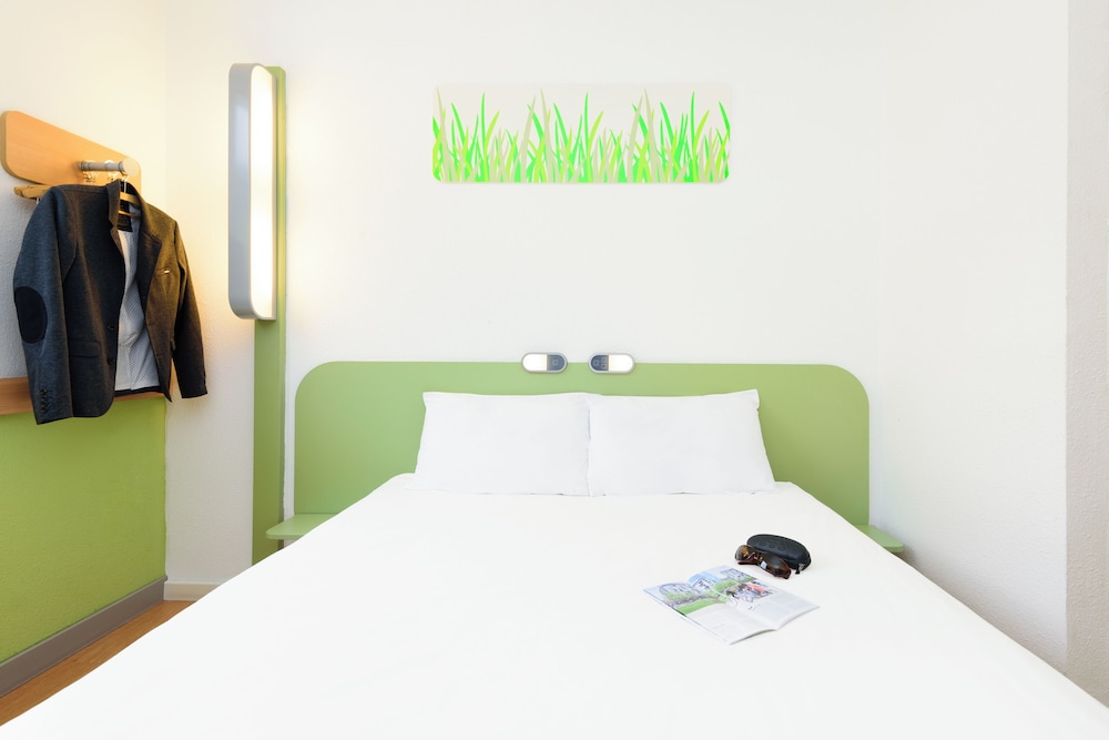 Room with a large bed - Photo 2
