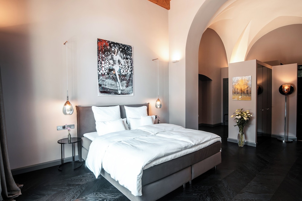 Luxury Room, 1 King Bed, Valley View, Slope side