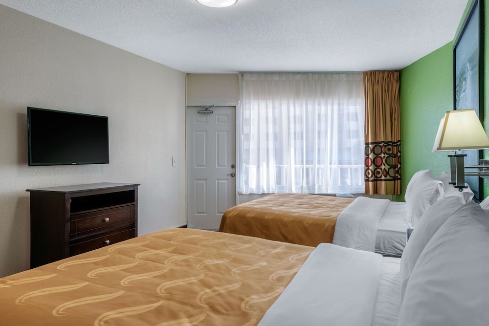 Room, Multiple Beds, Non Smoking - Photo 12
