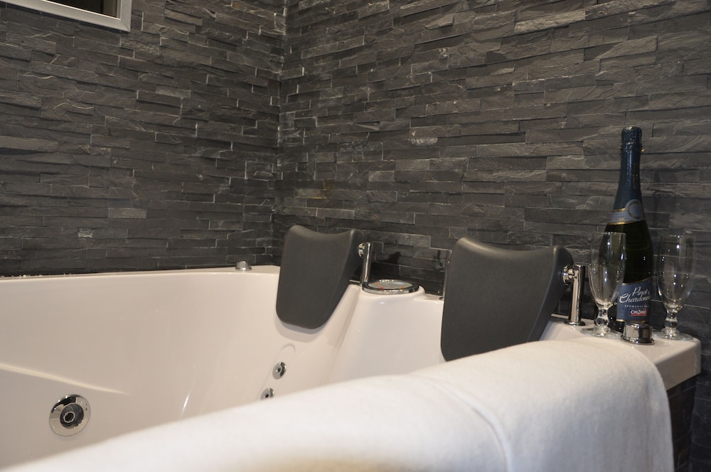 Suite, Hot Tub photo 3
