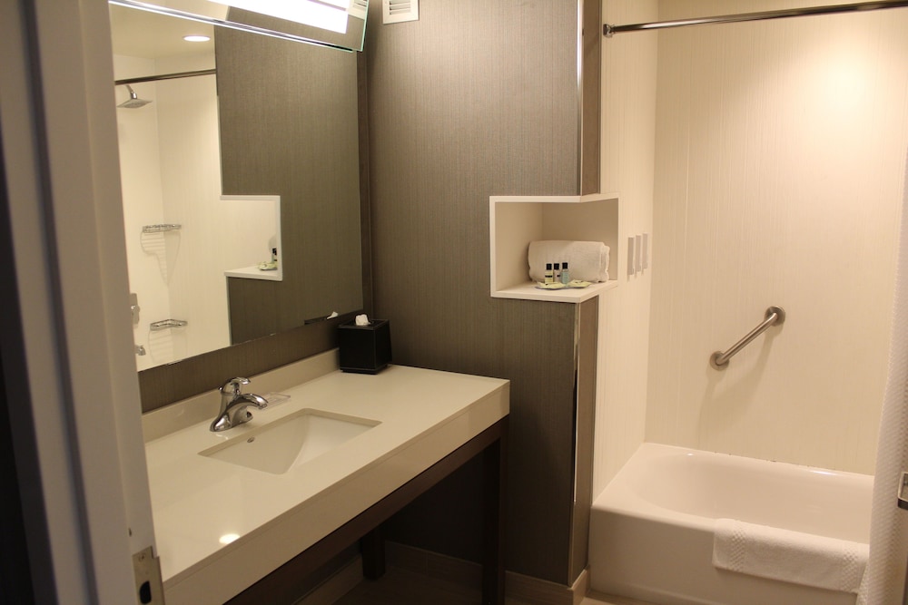 Room, 2 Queen Beds (Mobility Accessible, Tub)