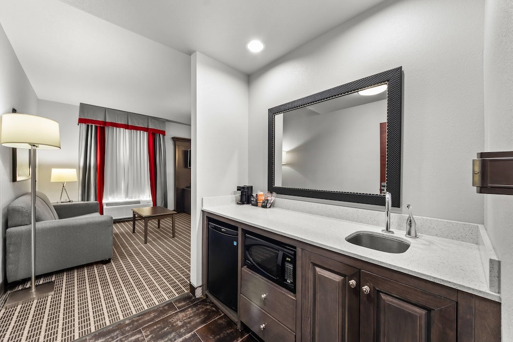 Suite, 1 King Bed, Non Smoking photo 3
