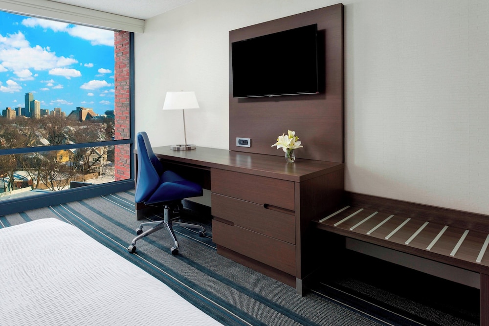 Room, 2 Queen Beds (Hearing Accessible) thumbnail 5