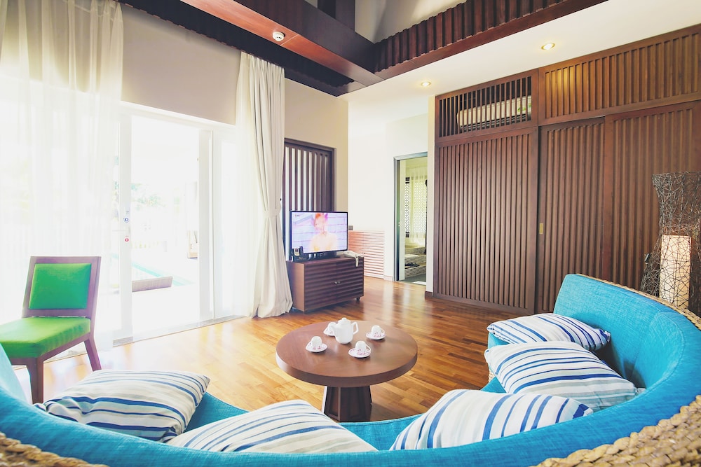 Beachfront Villa photo 2