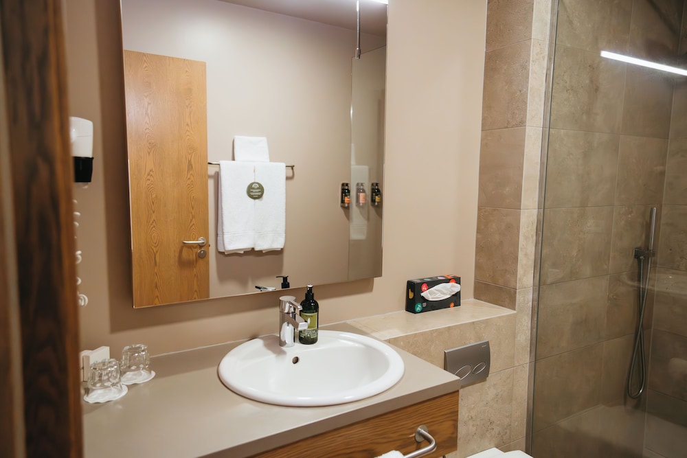 Superior Double or Twin Room - Photo 13