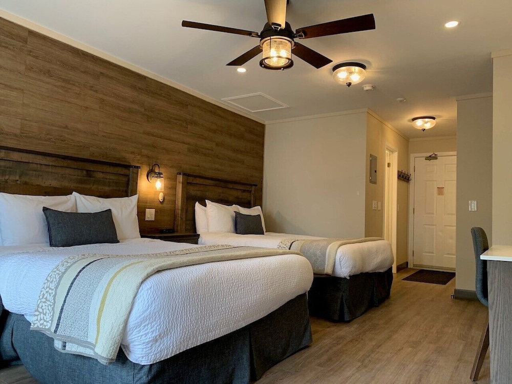 Standard Room, 2 Queen Beds, Non Smoking photo 3
