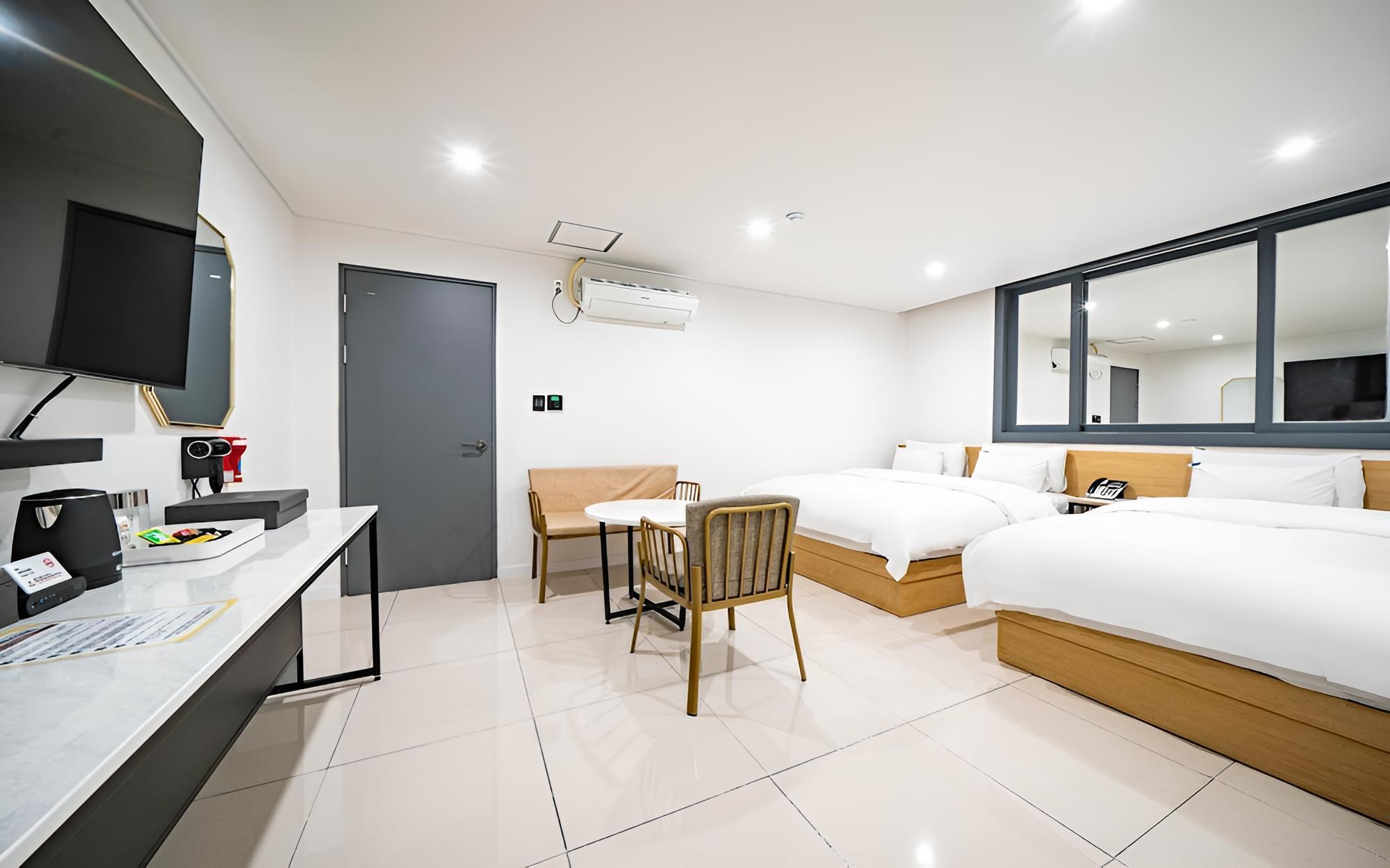 Room (Twin (non-smoking equipped with JBL s) - Photo 12