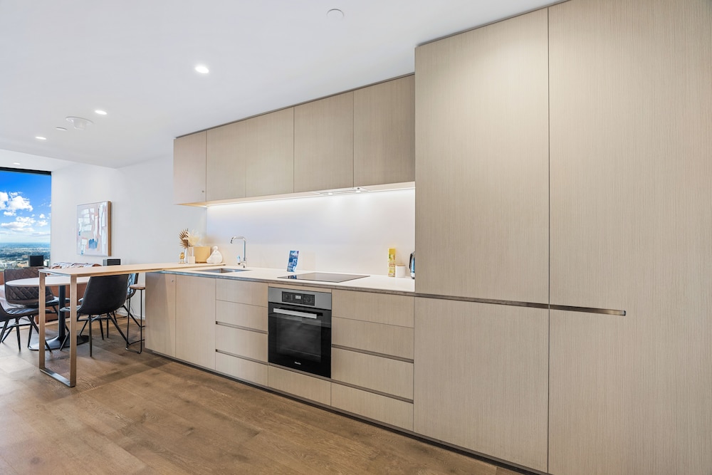 Two Bedroom, Two Bathroom Apartment - Sky High - Photo 11