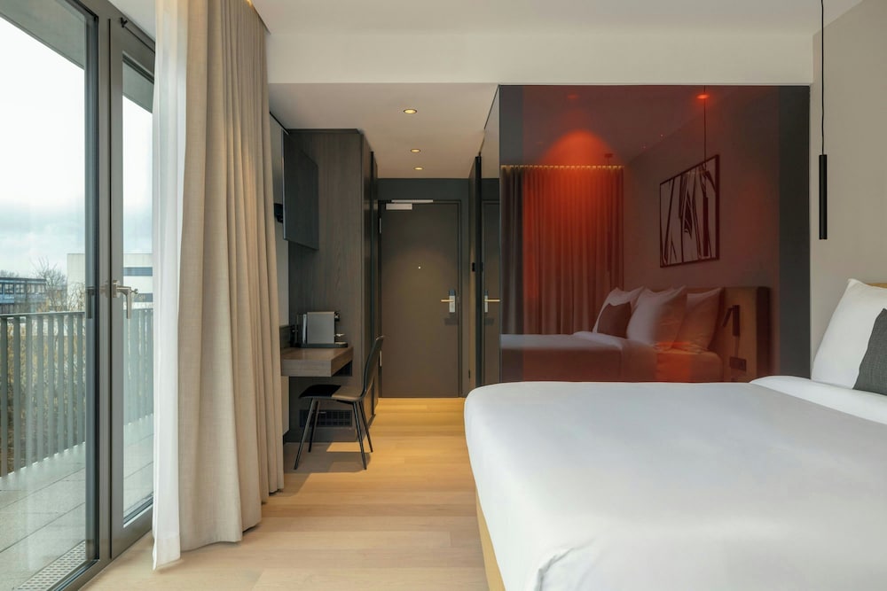 Premium Room, 1 King Bed, Garden View (Corner) photo 2