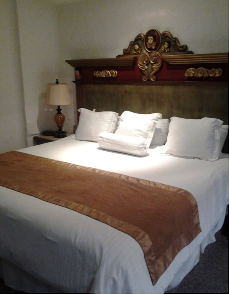 Suite, 1 King Bed, Non Smoking photo 2